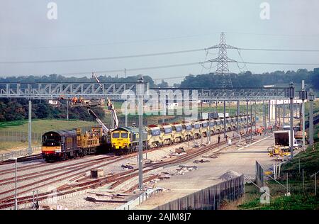 D 8188 (20188) zusammen mit 66609 und 6610 sind auf STRG Ingenieure Züge bei Singlewell engagiert. Bei der Konstruktion von Phase eins des Channel Tunnel Rail Link (CTRL) zwischen dem Kanaltunnel und Fawkham Junction eine Anzahl der in Privatbesitz befindlichen Klasse 20 s Der mit Power Ingenieure Züge entlang der Linie und von den bei Beechbrook Farm angestellt wurden. Die Taste STRG wurde später umbenannt in High Speed 1 (HS1) nach Abschluss der Phase zwei der Linie zwischen Ebbsfleet und London St Pancras. Singlewell Loops. 9. Oktober 2002. Stockfoto