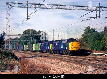 Ein paar der DRS-Klasse 37 Diesellokomotiven arbeiten eine intermodale Service Easenhall auf der West Coast Mainline. Stockfoto