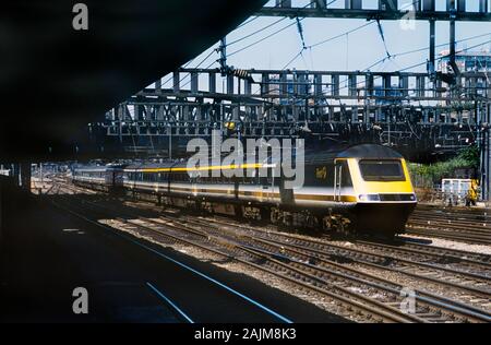 Eine erste Große Westliche HST gebildet von Befugnissen Autos 43131 und 43185 Ansätze London Paddington am 17. Juni 2002. Stockfoto