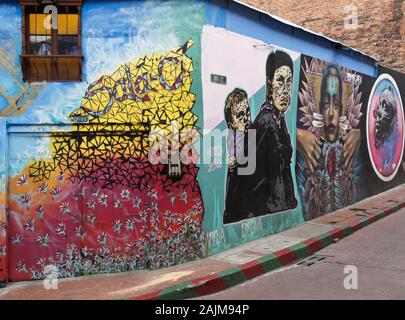 Bunte Street Art und Graffiti an der Außenseite des Gebäudes in La Candelaria Stadtteil von Bogota, Kolumbien lackiert Stockfoto