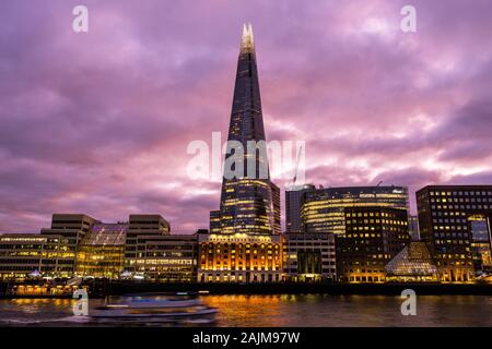 Der Shard, oder die Glasscherbe, bei Sonnenuntergang, bei Dämmerung, goldene Stunde ist ein 95-stöckiges Hochhaus, supertall Skyline von London Southwark, London England Großbritannien Stockfoto