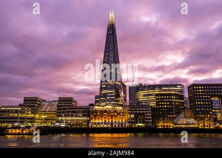 Der Shard, oder die Glasscherbe, bei Sonnenuntergang, bei Dämmerung, goldene Stunde ist ein 95-stöckiges Hochhaus, supertall Skyline von London Southwark, London England Großbritannien Stockfoto