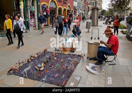 Straßenhändler und Fußgänger auf Carrera 7 zwischen Plaza de Bolivar und Museo del Oro (Goldmuseum), La Candelaria, Distrikt Bogota, Kolumbien Stockfoto