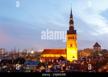 Beleuchtete Turm der Kirche st. Nikolaus in Tallinn, Estland Stockfoto
