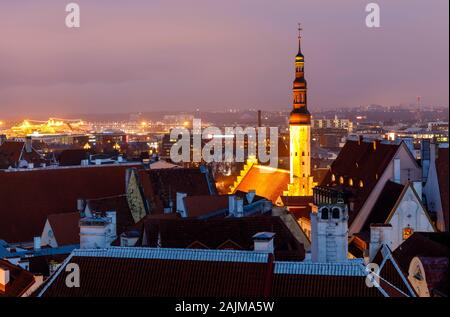 Beleuchtete Turm von Heilig Geist Kirche in der Nacht in Tallinn, Estland Stockfoto