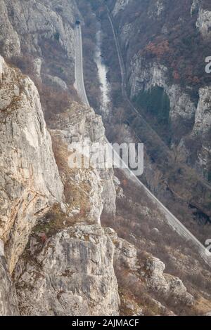 Schöner Blick auf die Sicevo-Schlucht (Sicevacka klisura), mit Straße, Eisenbahn und Nisava Fluss, der durch einen schmalen Felsschlucht führt Stockfoto