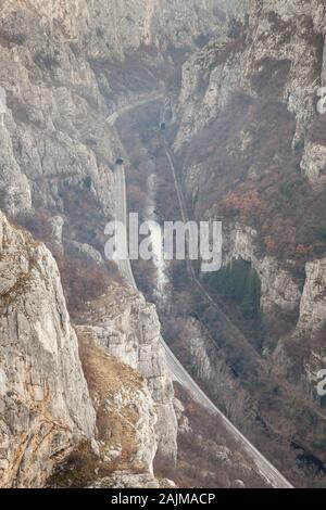 Schöner Blick auf die Sicevo-Schlucht (Sicevacka klisura), mit Straße, Eisenbahn und Nisava Fluss, der durch einen schmalen Felsschlucht führt Stockfoto