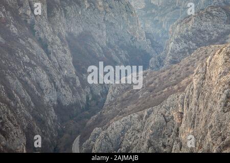 Schöner Blick auf die Sicevo-Schlucht (Sicevacka klisura), mit Straße, Eisenbahn und Nisava Fluss, der durch einen schmalen Felsschlucht führt Stockfoto