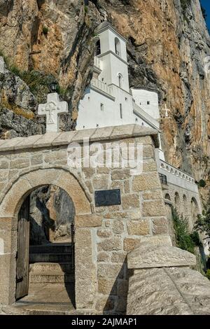 Kloster Ostrog ist ein Kloster der Serbisch-orthodoxen Kirche, das gegen einen fast senkrechten Felsen von Ostroska Greda, Montenegro, gestellt wird. Stockfoto