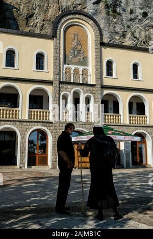 Ostrog, Montenegro - Juni 2019: Pilger und andere Besucher im Kloster Ostrog, ist ein serbisch-orthodoxen Kloster in Ostrog am 26. Juni 2019. Stockfoto