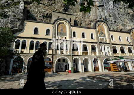 Ostrog, Montenegro - Juni 2019: Pilger und andere Besucher im Kloster Ostrog, ist ein serbisch-orthodoxen Kloster in Ostrog am 26. Juni 2019. Stockfoto