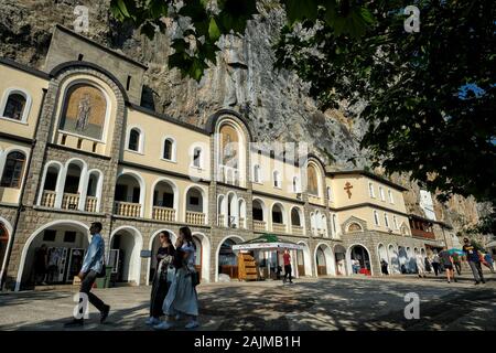 Ostrog, Montenegro - Juni 2019: Pilger und andere Besucher im Kloster Ostrog, ist ein serbisch-orthodoxen Kloster in Ostrog am 26. Juni 2019. Stockfoto