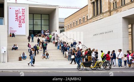 Lange Linie der Kunstliebhaber bildet sich außerhalb der James-Simon-Galerie nach einer millionenteuren Renovierung in der Innenstadt von Berlin. Stockfoto