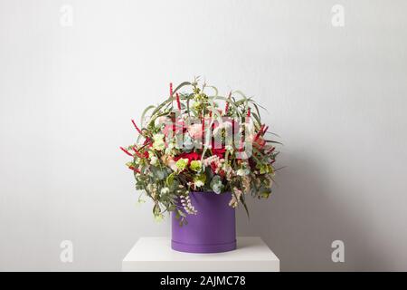 Big gemischt Blumenstrauß aus verschiedenen Blumen in hat Box auf grauem Hintergrund, kopieren. Für Grußkarte, Social Media, Blumenlieferung, Mutter, Frauen Da Stockfoto