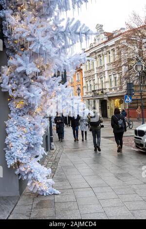 Vilnius, Litauen - 15. Dezember 2019: Weihnachtsdekoration in den Straßen von Vilnius in Litauen Stockfoto