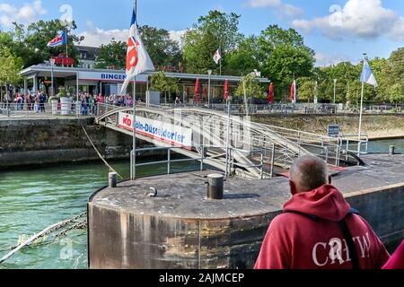 KD Cruise Line Besatzungsmitglied Uhren als Tourist Boat Dock an einem der vielen Passagier pickup Punkte entlang des Rheins in Deutschland bereitet. Stockfoto