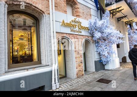 Vilnius, Litauen - 15. Dezember 2019: Weihnachtsdekoration in den Straßen von Vilnius in Litauen Stockfoto