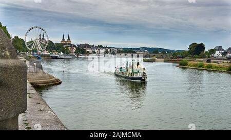 Tour Boot navigiert der Mosel am Zusammenfluss von Rhein, dem Deutschen Eck oder Deutschen Eck in Koblenz, Deutschland. Stockfoto