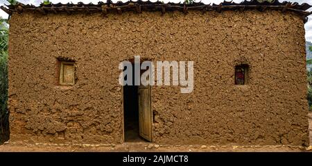 Ruandisches Adobe-Haus im Kivu-See, Karongi, Kibuye, Ruanda Stockfoto