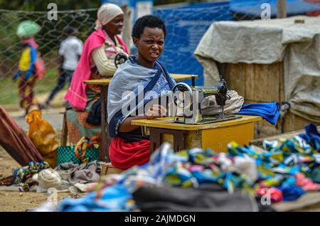 TYAZO, RUANDA - SEPTEMBER 2019: Frauen nähen am 13. September 2019 in Tyazo, Kirambo, Ruanda. Stockfoto