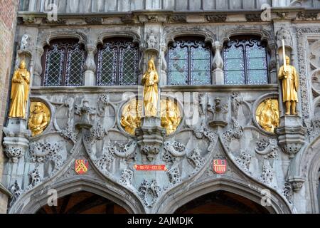 Statuetten und Figuren an den Wänden der Basilika des heiligen Blutes in Belgien Stockfoto