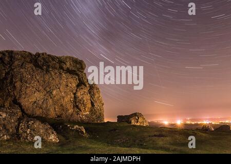 Ein rock und Star Trails Stockfoto