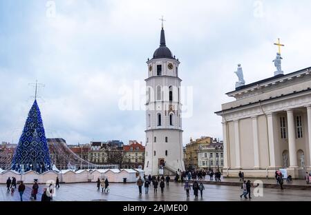 Vilnius, Litauen - 15. Dezember 2019: Weihnachtsbaum am Cathedral Square in Vilnius, Litauen Stockfoto