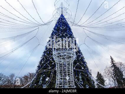 Vilnius, Litauen - 15. Dezember 2019: Weihnachtsbaum am Cathedral Square in Vilnius, Litauen Stockfoto