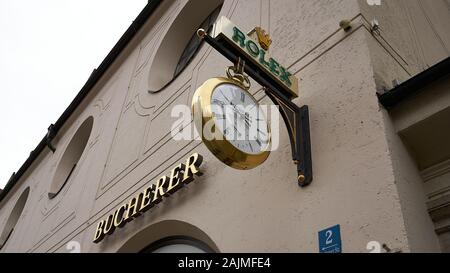 Riesige Rolex Taschenuhr Zeichen außerhalb eines ausgefallenen Schmuck Shop in der Innenstadt von München, Deutschland hängen. Stockfoto