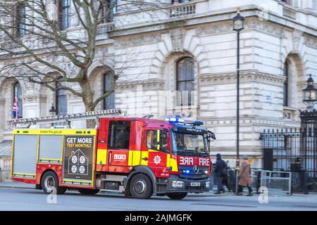 Feuerwehr-Feuerwehrmotor in London passiert Downing Street, Westminster. Stockfoto