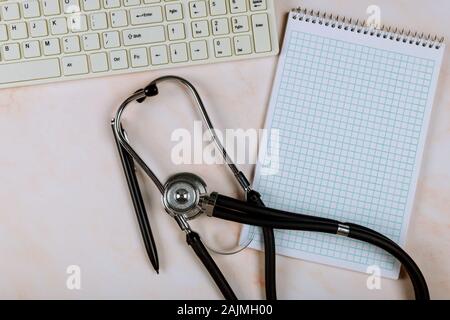 Computer Tastatur auf Stethoskop über Notebook der Arzt medizinische Büro Stockfoto