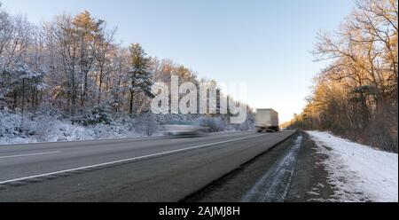 East Coast Highway nach Schneesturm in den frühen sonnigen Morgen mit Lkw auf der Straße Stockfoto