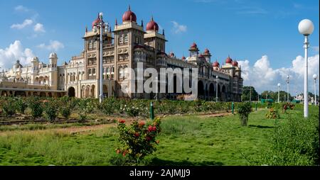 Panoramablick auf die mysore Palast aus der rechten Ecke des Gebäudes Stockfoto