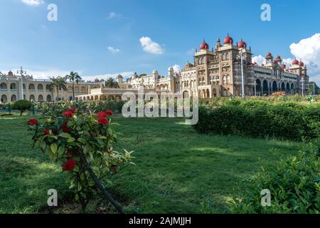 Rosengarten in der Stadt Mysore mit der Mysore Palast im Hintergrund Stockfoto