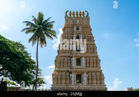 Blick auf die Sri Lakshmi Ramana Swamy antiken Tempel am Eingang des Mysore Palast Stockfoto