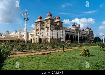 Seitenansicht der Mysore Palance mit blauem Himmel Stockfoto