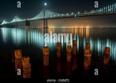 Mond über die Oakland Bridge spät in der Nacht Stockfoto