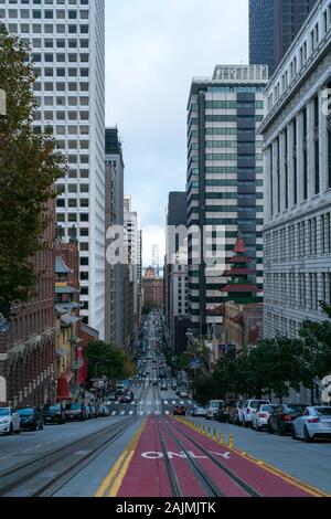 Hochformat von San Francisco Straßen und Gebäude mit Oakland Bridge im Hintergrund Stockfoto