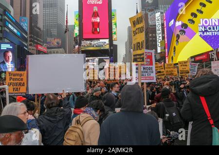 New York, USA. 04 Jan, 2020. Demonstranten auf die Straße gingen in den USA Samstag Tötung des Trump Verwaltung eines iranischen Fuehrung allgemein und Entscheidung über 3.000 weitere Soldaten in den Nahen Osten zu schicken, um zu protestieren. Hunderte von Menschen auf dem Times Square in New York City versammelt, Krieg gegen den Iran und Irak am 4. Januar 2020 zu protestieren. (Foto von Ryan Rahman/Pacific Press) Quelle: Pacific Press Agency/Alamy leben Nachrichten Stockfoto