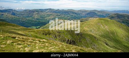 Blick nach Westen von Rampsgill Kopf über Deepdale in Richtung Fairfield (873 m links), St Sunday Crag (841 m) Das Kap & Helvellyn (949 M), Lake District, Cumbria, Stockfoto