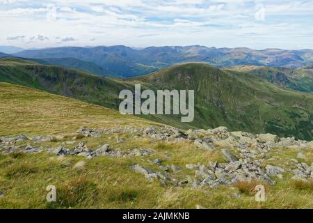 Blick nach Westen von Rampsgill Kopf über Deepdale in Richtung Fairfield (873 m links), St Sunday Crag (841 m) Das Kap & Helvellyn (949 M), Lake District, Cumbria, Stockfoto