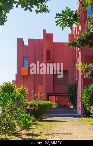 Calpe, Spanien, 01. Januar 2020: La Muralla Roja Gebäude, Rote Wand Gebäude in Calpe, Spanien Stockfoto