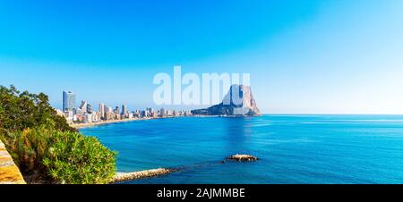 Blick auf Mittelmeer, berühmten Felsen Penon de Ifach in Calpe, Valencia, Costa Blanca, Spanien Stockfoto