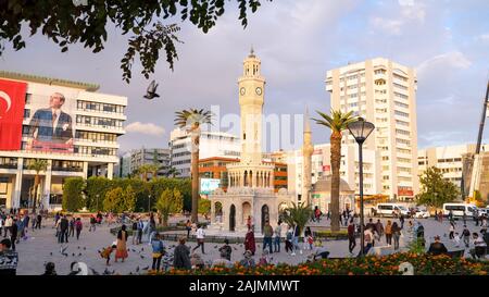 Konak, Izmir/Türkei - 16.02.2019: Konak-Platz und Historischer Uhrturm von Izmir. Der Uhrturm und der Konak-Platz sind die symbolischen Zentren von Izmir. Stockfoto