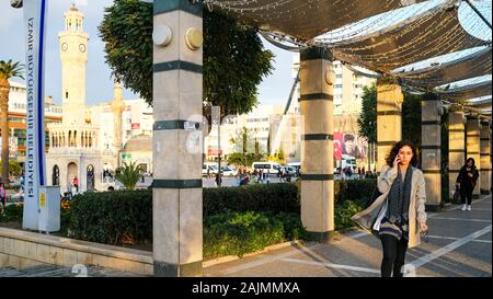 Konak, Izmir/Türkei - 16.02.2019: Konak-Platz und Historischer Uhrturm von Izmir. Der Uhrturm und der Konak-Platz sind die symbolischen Zentren von Izmir. Stockfoto