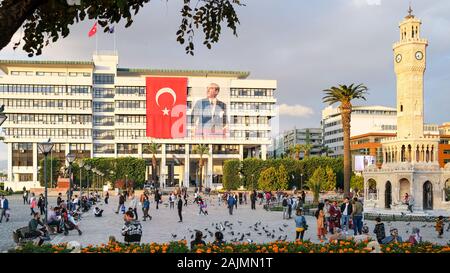 Konak, Izmir/Türkei - 16.02.2019: Konak-Platz und Historischer Uhrturm von Izmir. Der Uhrturm und der Konak-Platz sind die symbolischen Zentren von Izmir. Stockfoto