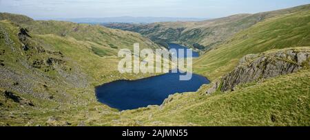 Kleine Wasser & Haweswater mit Swindale & Mardale Commons jenseits von Nan Bield Pass, Lake District, Cumbria, Großbritannien Stockfoto