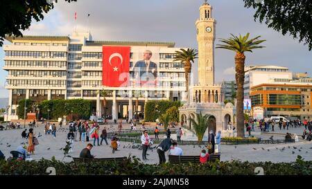 Konak, Izmir/Türkei - 16.02.2019: Konak-Platz und Historischer Uhrturm von Izmir. Der Uhrturm und der Konak-Platz sind die symbolischen Zentren von Izmir. Stockfoto