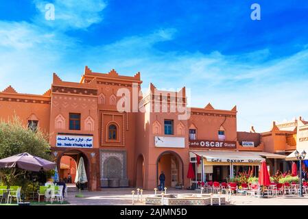 Zagora, Marokko - November 12, 2019: Blick auf die Cafés im Freien Stockfoto