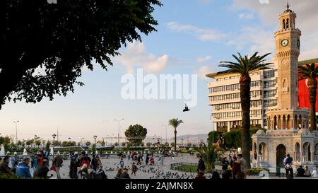 Konak, Izmir/Türkei - 16.02.2019: Konak-Platz und Historischer Uhrturm von Izmir. Der Uhrturm und der Konak-Platz sind die symbolischen Zentren von Izmir. Stockfoto